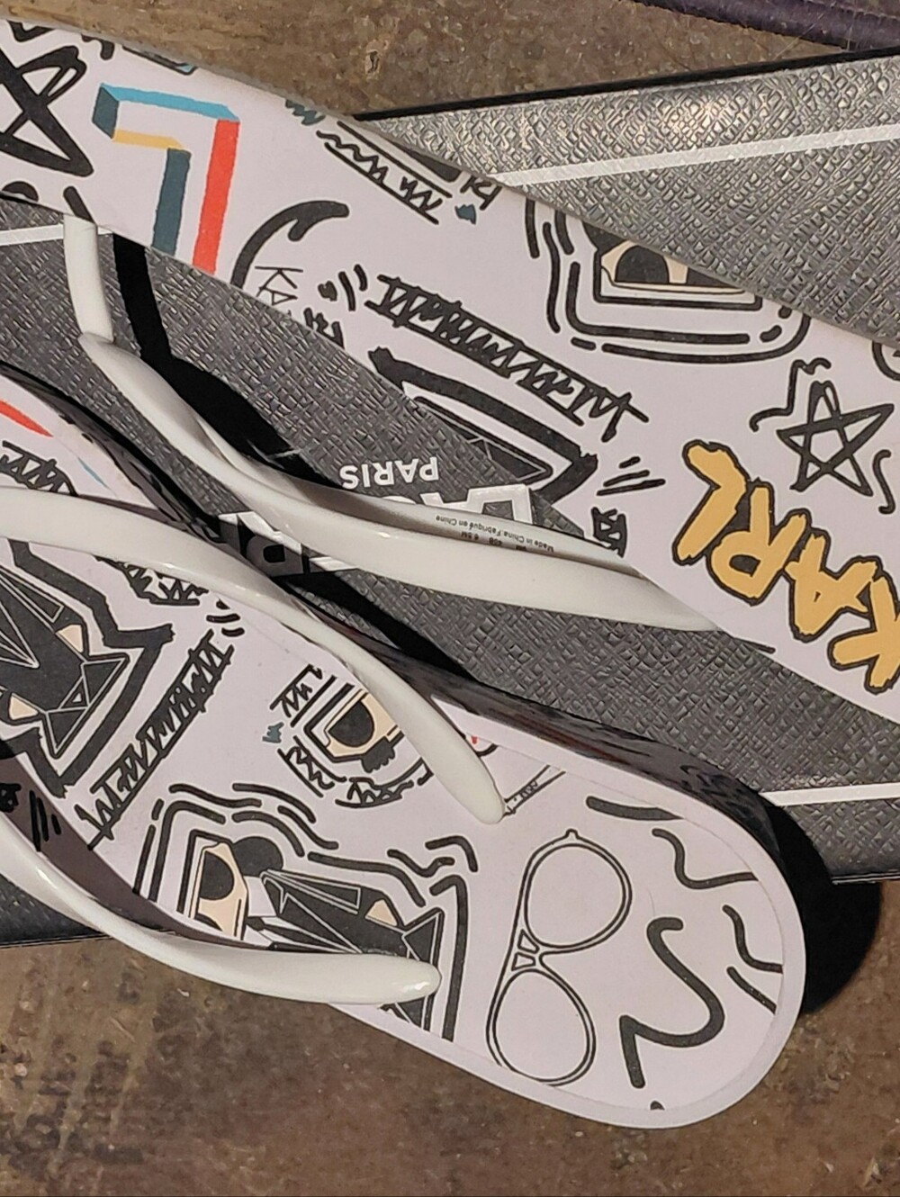 Karl Lagerfeld White Graphic Flip-Flop Platforms SZ 9 - Picture 5 of 7